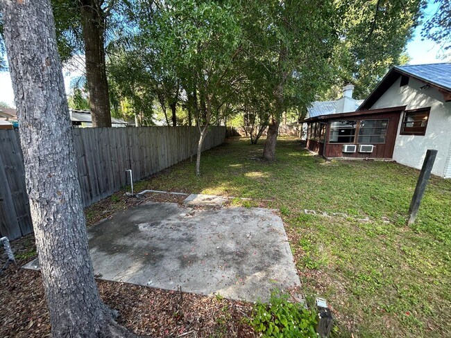 Building Photo - Spacious 3-Bedroom Home with Fenced Yard & Screened Porch in SE Ocala