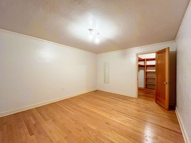 Building Photo - Charming 1bd/1bth U-District Condo, $1,550...