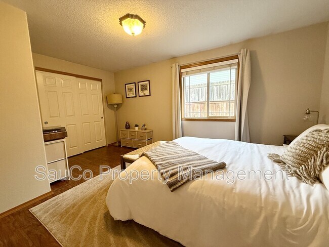 Building Photo - 60031 Ridgeway Loop