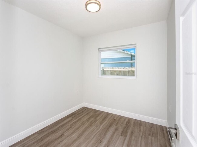 Building Photo - 2806 Bonneville Dr
