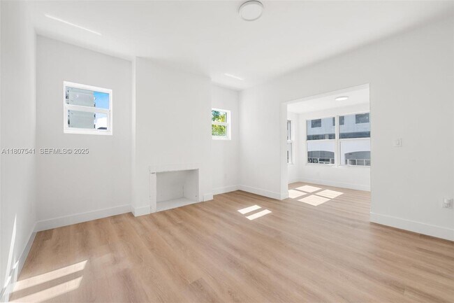 Building Photo - 403 SW 12th Ave