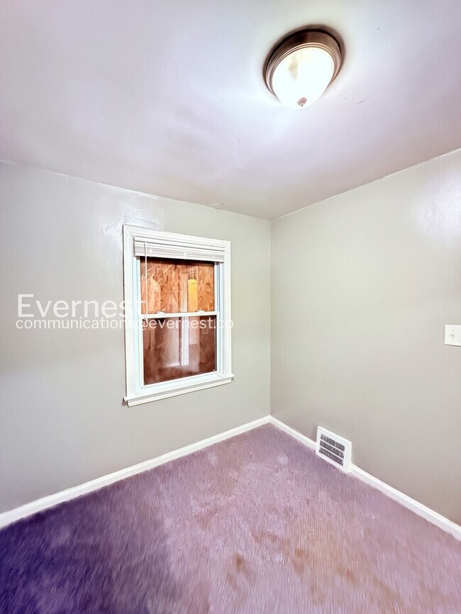 Building Photo - Charming Home with Detached Garage and Basement! | Pet Friendly