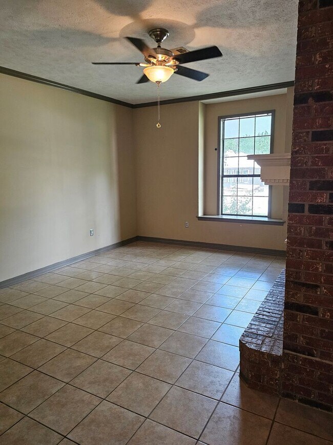Building Photo - 472A Brendalwood Dr