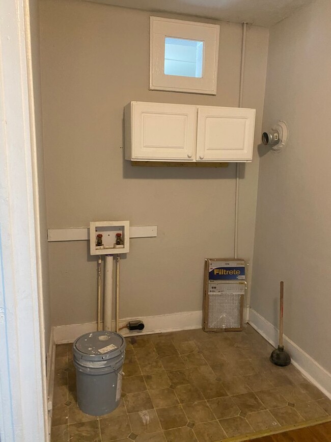 Building Photo - 2 bedroom, 1 bath single family cottage av...