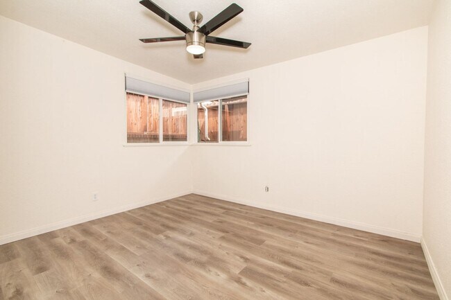 Building Photo - Refreshed 2 Bed/1 Bath in the Heart of Pacific Beach- Close to the Beach + Bay! REDUCED DEPOSIT $...