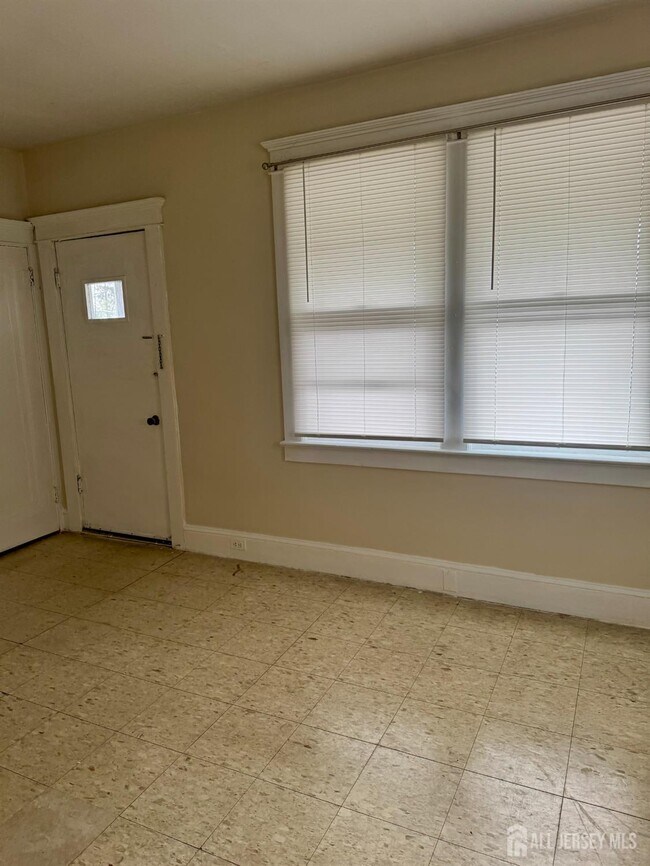 Building Photo - 127 Main St