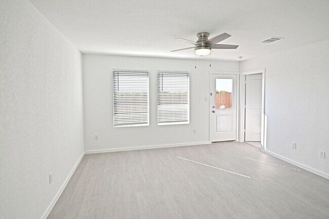 Building Photo - 1601 Tiptop Mdw