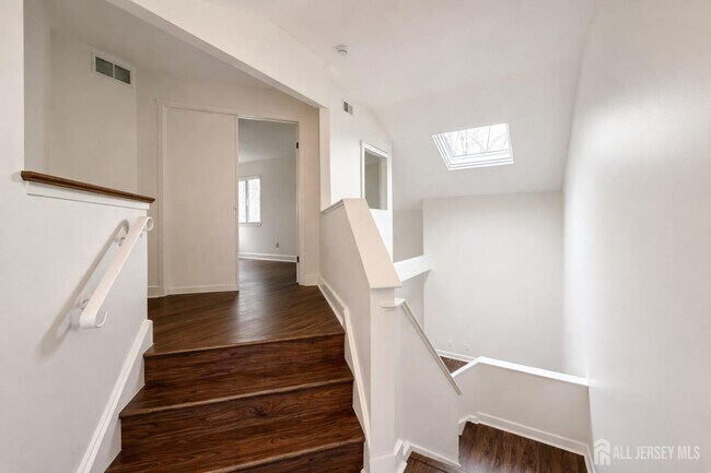 Building Photo - 470 Sayre Dr