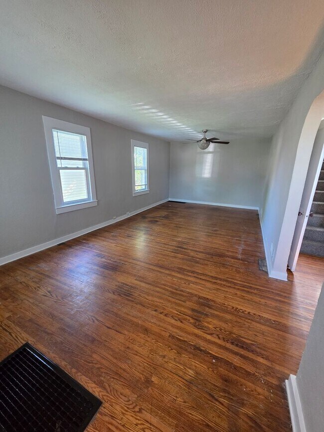 Building Photo - Three Bedroom Single Family Home AVAILABLE NOW