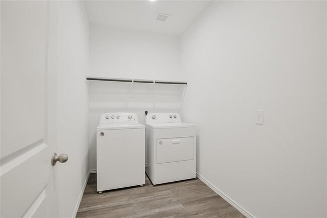 Building Photo - 1055 Llano Trl