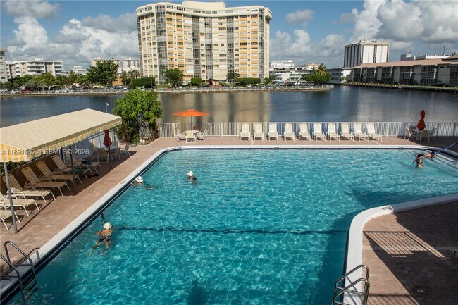 Building Photo - 1833 S Ocean Dr