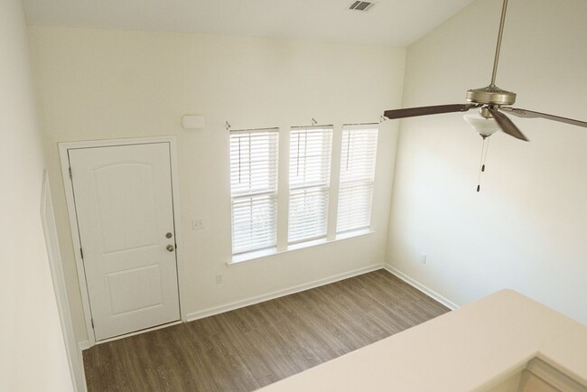 Building Photo - Three Bedroom Townhome