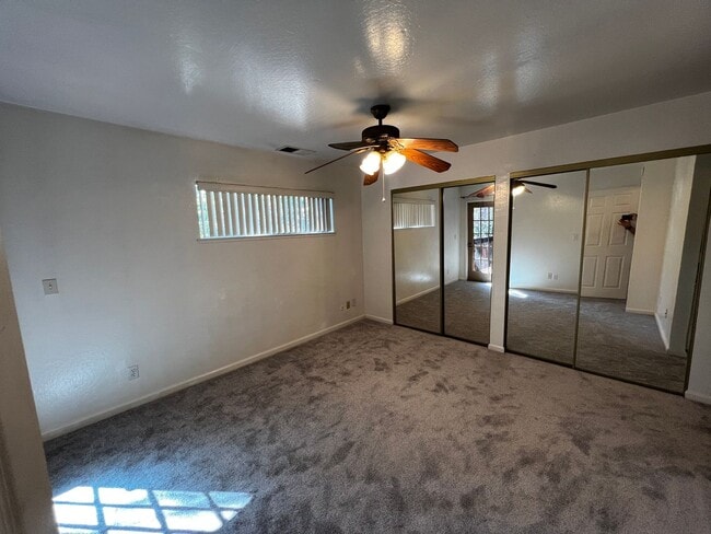 Building Photo - Fabulous 2-bedroom Concord Condominium With Community Pool!