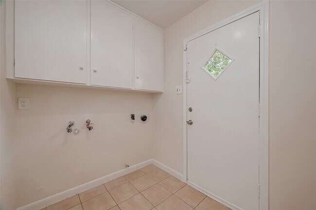 Building Photo - 5711 Braesvalley Dr
