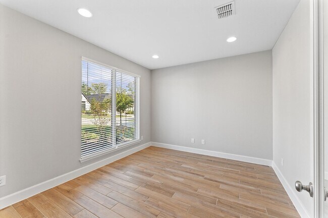 Building Photo - 528 Oakview Bend Dr