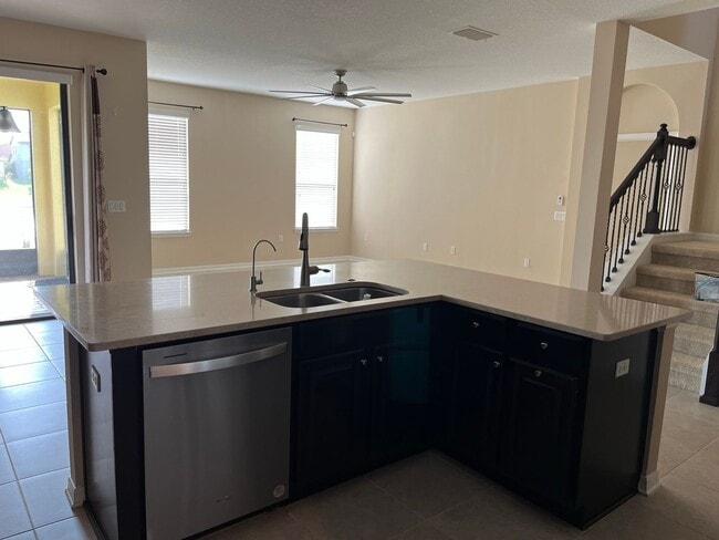 Building Photo - Five Bedroom with Water View in Avalon Park
