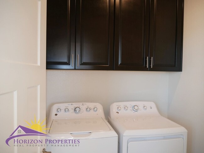 Building Photo - Modern Two-story 3 Bed 2.5 Bath 1,638 sqft Rancho Cordova Solar Home