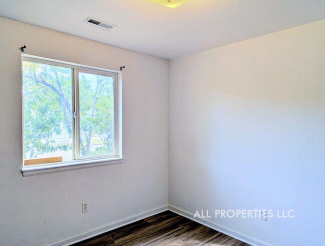 Building Photo - 1617 W 39th Ave