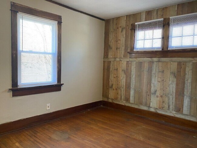 Building Photo - A charming three bedroom, one bathroom sin...