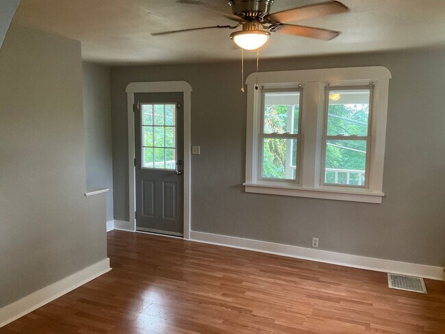 Building Photo - Charming, Character-Filled 2 Bedroom in Br...