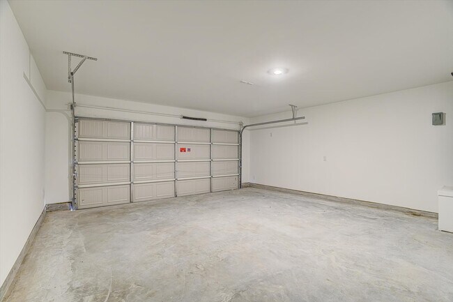 Building Photo - 390 LUCIA Way