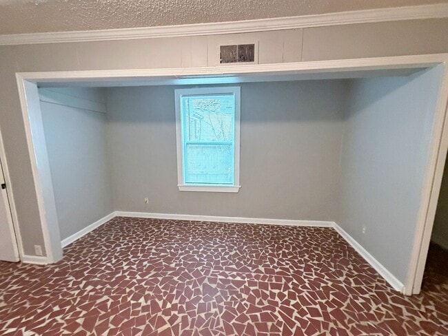 Building Photo - Cozy 3 Bedroom Home Ready for Move In!!