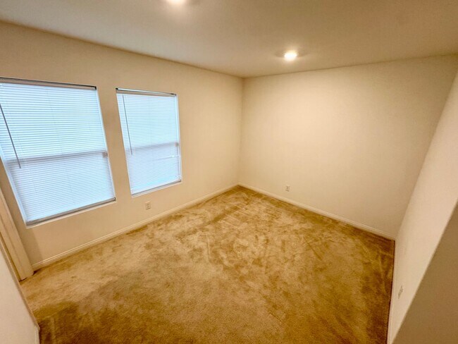 Building Photo - Beautiful 3 bedroom plus bonus room Home