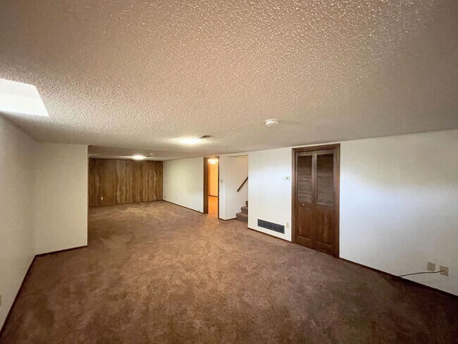 Building Photo - Comfortable 3 Bedroom 2 Bath House in Beau...