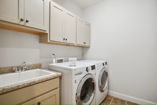 Building Photo - 1212 Sand Pine Dr