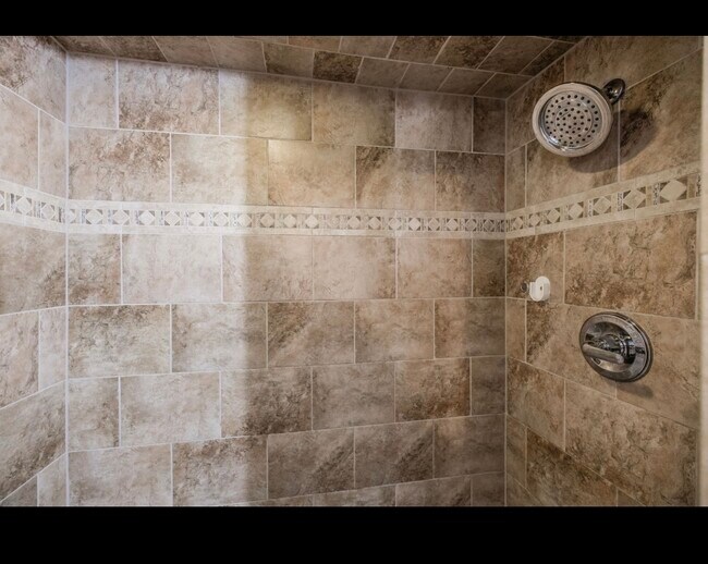 Building Photo - 907 N Graycroft Ave