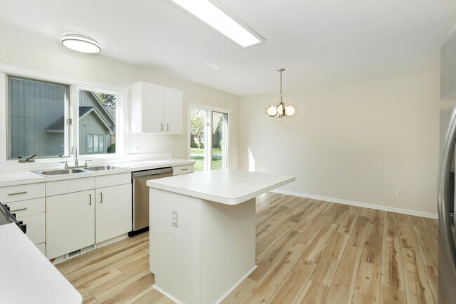 Building Photo - 37743 Avon Ln