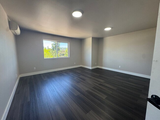 Building Photo - Modern 3 bedroom townhouse