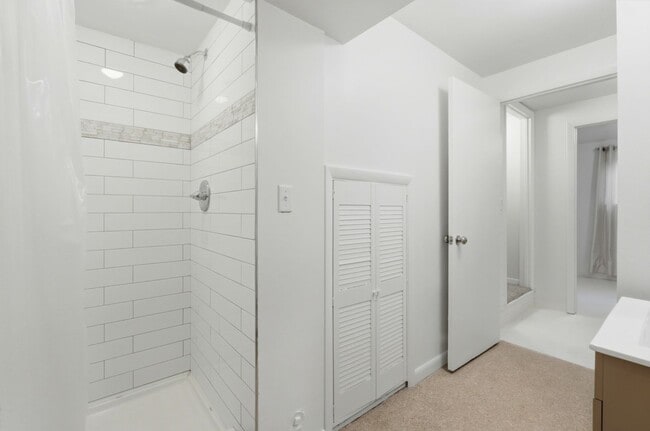 Building Photo - Beautiful 5-bed, 3.5 bath townhome steps from hiking trails and West Pearl St