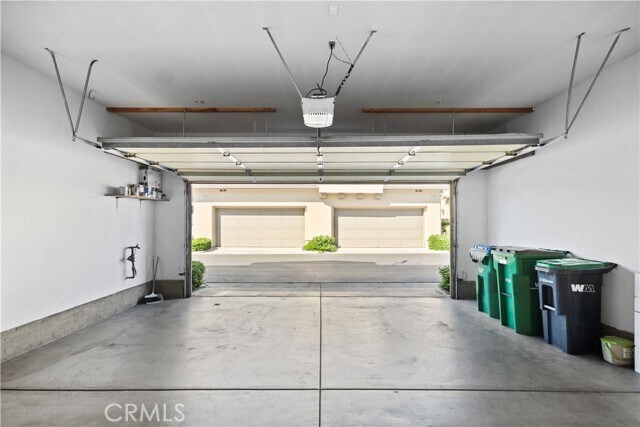 Building Photo - 18 Moonstone