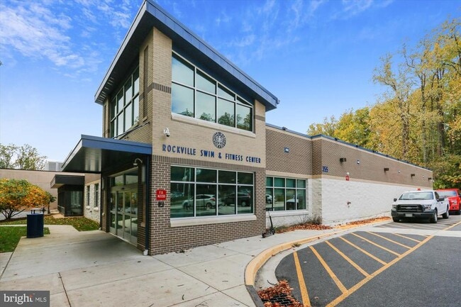 Building Photo - 224 N Van Buren St