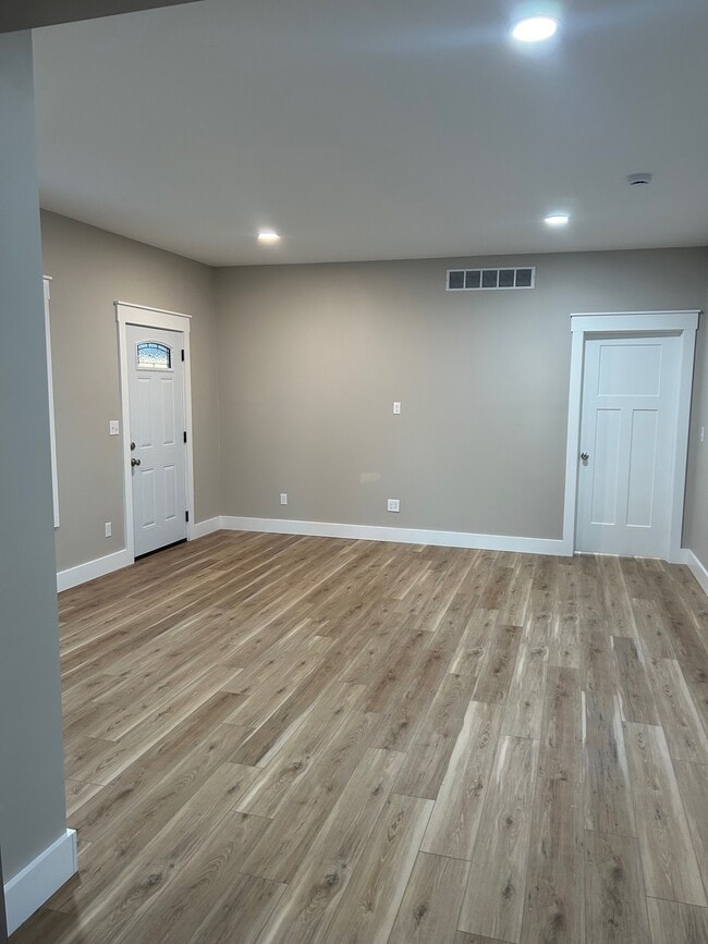 Building Photo - 927 Mckaig Ave