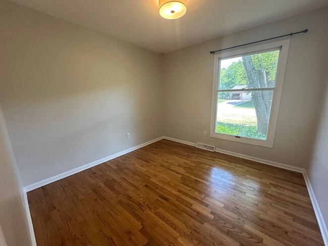 Building Photo - Large 4 bedroom ranch in Forest Hills