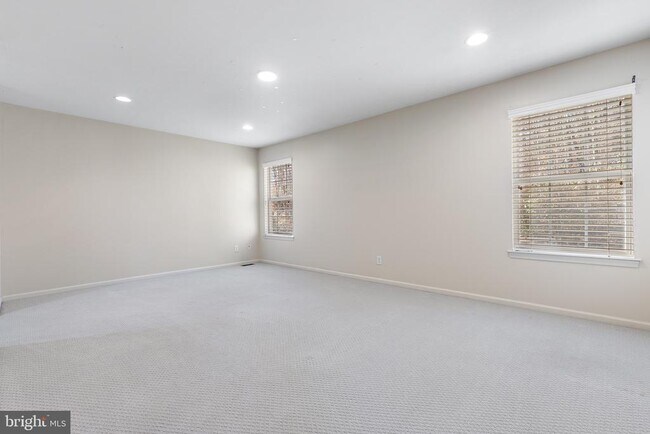 Building Photo - 271 Yorktown Ct