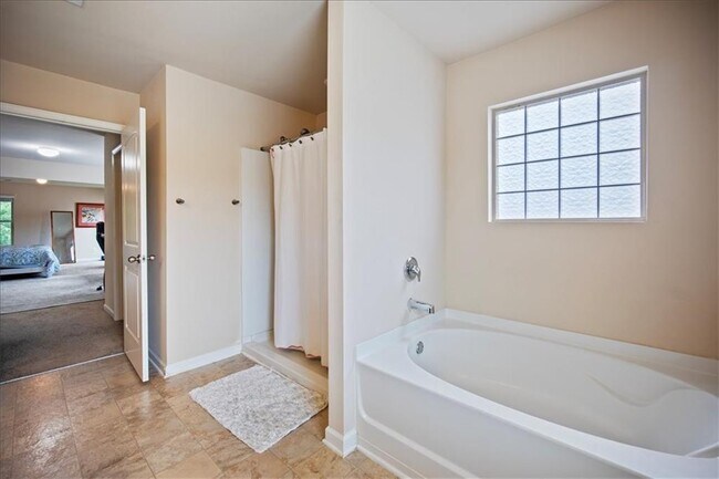 Building Photo - 108 Aviary Ln