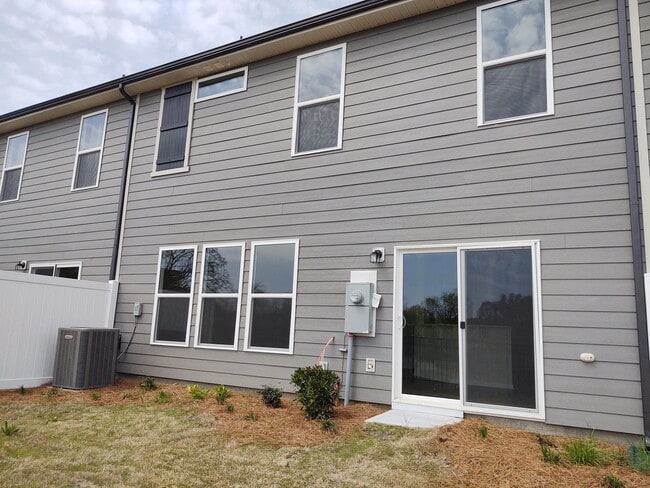 Building Photo - Enchanting Townhome located in the Pringle...