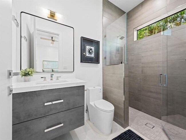 Building Photo - 2657 NE 34th St