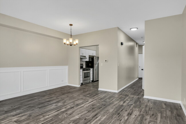 Building Photo - 1625 Woodcrest Cir