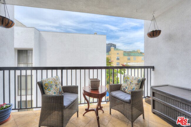 Building Photo - 906 N Doheny Dr