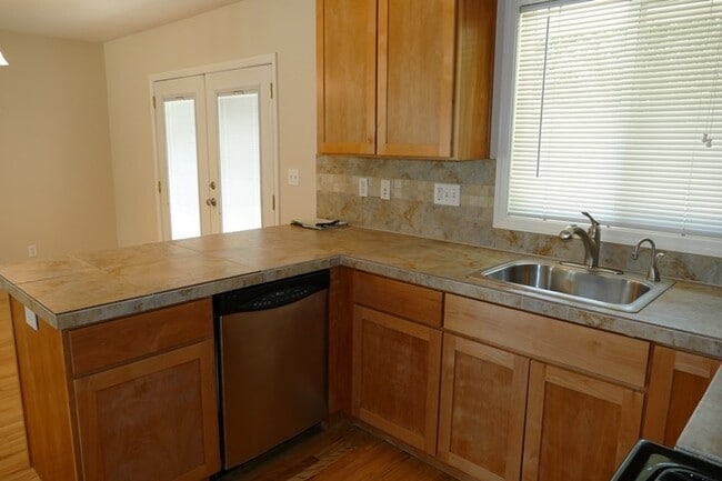 Building Photo - SE Garrett Dr - Milwaukie 3 bedroom with hardwood floors