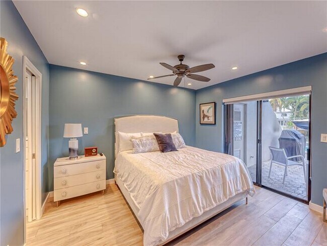 Building Photo - 2713 NE 15th St