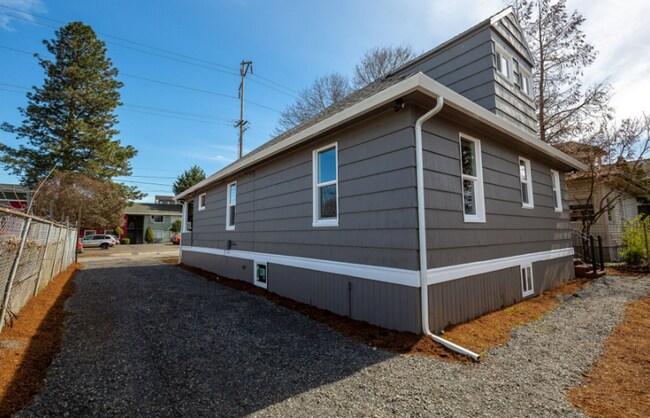 Building Photo - Charming Fully Renovated Home in the Heart of Southeast Portland