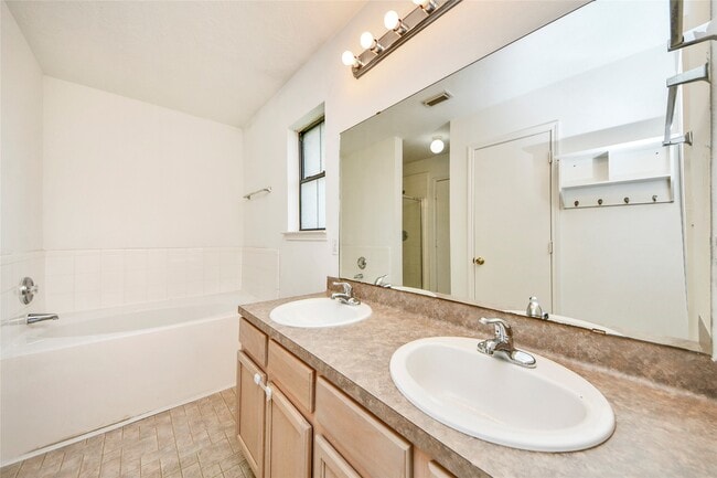 Building Photo - 16134 Coleburn Dr