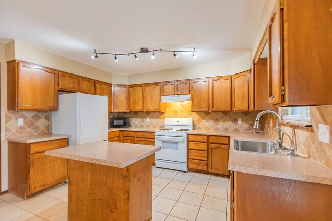 Building Photo - Beautiful Home Near Foothills Park With Gr...