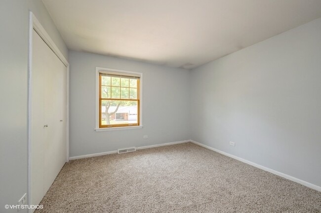 Building Photo - 2102 E Robinhood Ln