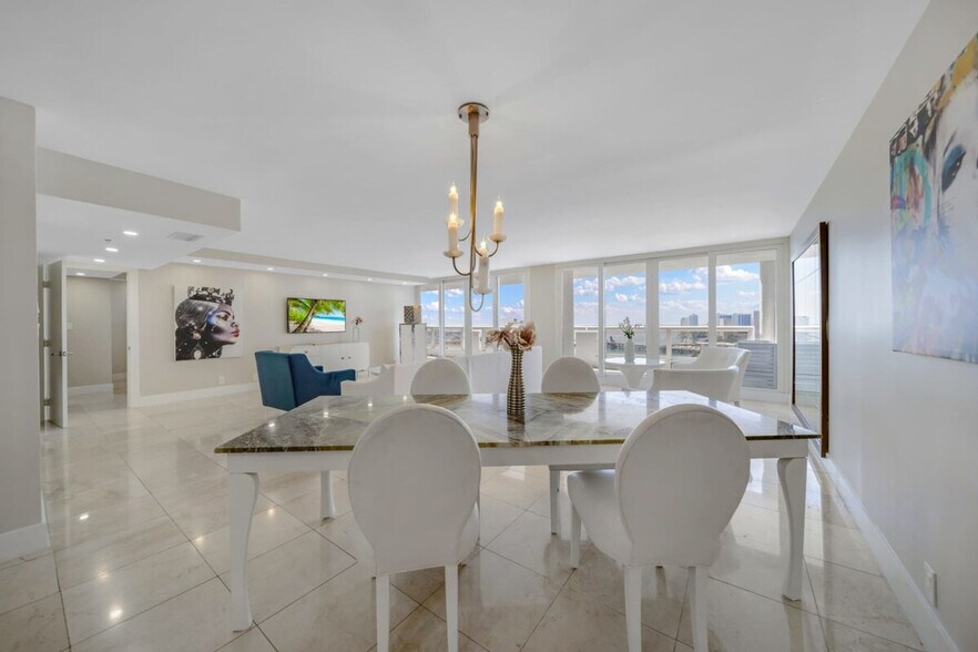 Building Photo - 1717 N Bayshore Dr